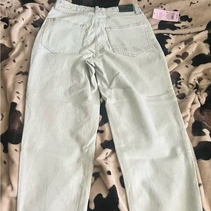 Super high rise tapered jeans still has tags. Never worn.